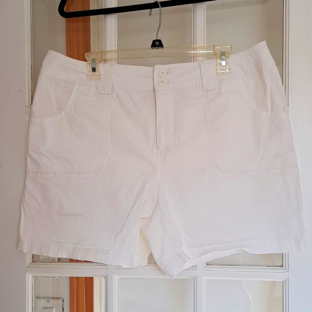 Saint John's Bay Women Stretch Shorts White Size 16W